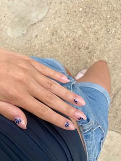 summer/nails/navy/blue/almond/short/aesthetic/2024 Navy Blue Flower Nail Designs, Royal Blue Accent Nails, Navy Accent Nails, Navy Homecoming Nails, Navy Summer Nails, Short Navy Nails, Navy Blue And Pink Nails, Short Navy Blue Nails, Navy Almond Nails