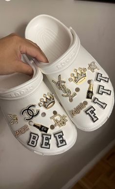 Croc Decor, Crocs Fashion, Cute Nike Shoes, Cute Nikes, Pretty Shoes, Diy Gifts, Nike Shoes