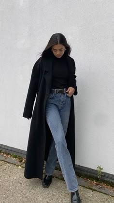 Long Black Coat Outfit, Outfit Vaqueros, 13 Outfits, Vinter Mode Outfits, Black Coat Outfit, Long Coat Outfit, Kelsey Merritt, Long Black Coat, Pastel Outfit