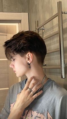 Tomboy Undercut Short Hairstyles, Queer Haircut Fine Hair, Buzzed Hair Women Undercut, Short On The Sides Long On Top Women, Andro Haircut Short Hairstyles, No Maintenance Pixie Haircut, Short Masculine Hairstyles, Tomboy Hairstyles Undercut, Mens Hair Bangs