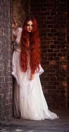 사진 촬영 포즈, Beautiful Red Hair, Long Red Hair, Fantasy Photography, Redhead Beauty, Auburn Hair, Redhead Girl, Long Red, Beautiful Long Hair