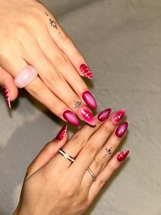 Pink And Red Holiday Nails, Pink And Red Aura Nails, Aura Pink Nails, Acrylic Aura Nails, Christmas Aura Nails, Red And Pink Christmas Nails, Aura Acrylic Nails, Pink And Red Nail Art, Red Aura Nails