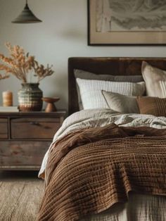 Modern Bedsheets Designs, Bedding Ideas Earth Tones, Earthy Western Bedroom, Cozy Bed Inspiration, Cozy Organic Bedroom, Cozy Transitional Bedroom, National Parks Bedroom, Bedding Color Scheme Ideas, Dark Wooden Bedroom Ideas