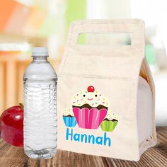 "𝗜𝗧𝗘𝗠 𝗗𝗘𝗧𝗔𝗜𝗟𝗦 This customized cupcake print canvas lunch bag features an insulated lining, lightly padded handles and a velcro closure. Perfect for school, camp, sports and more! 𝗣𝗘𝗥𝗦𝗢𝗡𝗔𝗟𝗜𝗭𝗘 𝗬𝗢𝗨𝗥 𝗟𝗨𝗡𝗖𝗛 𝗕𝗔𝗚 Add the name of your choice (up to 12 letters). *Character limit includes spaces & punctuation. *No special characters or emoji. 𝗖𝗛𝗘𝗖𝗞 𝗧𝗛𝗘𝗦𝗘 𝗢𝗨𝗧 * View all of our personalized lunch bags: https://www.etsy.com/shop/ShopPsychobaby?search_query=l Preschool Lunch, Girls Lunch, Girl School Supplies, Personalized Lunch Bags, School Camp, Canvas Lunch Bag, School Lunch Box, Custom Cupcakes, Waterproof Labels