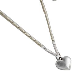 Simple Silver Heart Necklace With Delicate Chain, Minimalist Silver Chain Heart Jewelry, Simple Silver Heart Necklace For Valentine's Day, Simple Silver Heart Charm Necklace, Simple Silver Heart Pendant Jewelry, Simple Silver Heart Pendant Necklace, Simple Silver Heart Charm Necklaces, Silver Heart Pendant Necklace With Delicate Chain, Simple Silver Heart Necklace For Anniversary