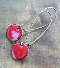 Earrings, Copper Enamel Red Dangle Earrings exquisitely handmade. A simple, elegant, and modern way to compliment any style! A little less than the size of a dime, these sweet earrings are made from 1/2 inch, hand forged copper discs. A very comfortable dangle.   Color featured in this listing is "Flame Red". See variations for other ear wires (all nickel free), length and color options in photos and drop down menus. The colored components are copper pieces which I stamp and enamel by hand. I ca Sweet Earrings, Red Copper, Earrings Design, Apple Red, Unusual Jewelry, Pillow Box