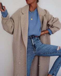 Here's How to Recreate This Casual-Cool Instagram Outfit Bowling Outfit, Winter Mode Outfits, Denim On Denim, Look Retro, Pullover Outfit, Instagram Outfits, Outfits Winter