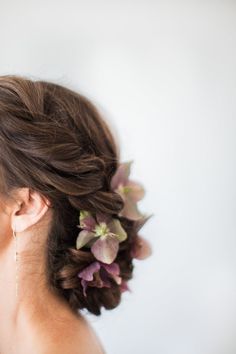 Flower infused wedding hairstyle: Photography: Natalie Bray - http://nataliebray.com/ Simple Wedding Hairstyles, Long Hair Tutorial, Quirky Wedding, Hair Accessories Boho, Short Wedding Hair