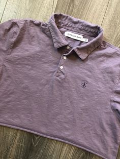 -Size Men's XL -Cropped purple polo shirt -Calvin Klein brand Casual Purple Collared Top, Classic Purple Crew Neck Top, Purple Fitted Collared Polo Shirt, Fitted Purple Collared Polo Shirt, Classic Purple Cotton Tops, Purple Fitted Collar Top, Purple Cotton Classic Style Tops, Casual Lavender Cotton Top, Classic Purple Relaxed Fit Top