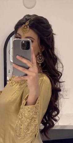 Pakistani Wedding Hairstyles, Pakistani Bridal Hairstyles, Mehndi Hairstyles, Hair Style On Saree, Engagement Hairstyles, Traditional Hairstyle, Desi Wedding Dresses, Pani Puri, Desi Bride