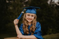 Kindergarten Graduation Pictures Friends, Children Graduation Ideas, Preschool Grad Pictures, Preschool Graduation Ideas Pictures, Toddler Graduation Pictures, Kindergarten Photoshoot Ideas, Kid Graduation Pictures, Preschool Graduation Photos