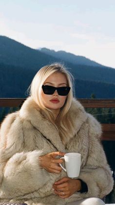 Winter Girl, Winter Photoshoot, Snow Outfit, Cold Outfits, Ski Chalet, Winter Fits