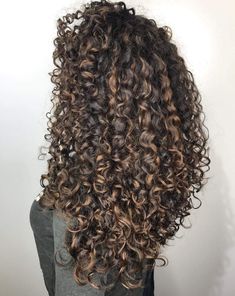 Hair Dye Tips, Dyed Curly Hair, Natural Curly Hair Cuts, Highlights Curly Hair, Curly Hair Photos, Colored Curly Hair, Beautiful Curly Hair, Curly Hair Inspiration, Curly Hair Care