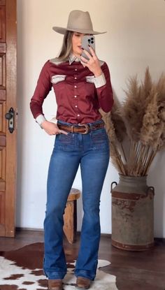 #agro #western #estilocountry #estilocowgirl #trajecowgirl #rodeio #barretos2024 #inspiracoescountry #trestambores #cowgirl Rodeo Cowboy, Cowgirl Costume, Estilo Country, Country Girl Style, Cowgirl Outfits, Modern Country, African Clothing Styles