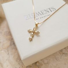 Luxury Cross Necklace In Fine Jewelry Style, Cheap Gold Cross Pendant Jewelry, Luxury Elegant Polished Cross Necklace, Luxury Gold Cross Necklace Gift, Gold Necklace With Diamond Pendant, Dainty Gold Cross Necklace, Cross Necklace Aesthetic, Golden Cross Necklace, Jesus Jewelry