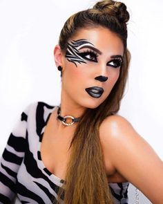 Zebra Hairstyle, Zebra Makeup Halloween, Zebra Makeup Look, Zebra Face Paint, Queen Halloween Makeup, Zebra Halloween Costume, Zebra Makeup, Zebra Costume, Circus Makeup