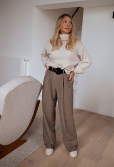 Pleated pants Belt loops Two pockets on the sides Two fake pockets on the back Fastener and zipper Sizes : S / M / L S (US 4-6) : Length 44.1 inches - Width 13.4 inches M (US 6-8) : Length 44.5 inches - Width 14.2 inches L (US 8-10) : Length 44.9 inches - Width 15 inches Ophélie is 5'6, Larissa is 5'9 and both wear a size S Our models are wearing the Beige Laurya sweater, Black Roba belt, Ecru Clark sweater, Blue and ecru Henri scarf Contexture : 90% polyester, 10% laine Handwash only Pleated Pants Outfit, Beige Hose, Winter Pants Outfit, Beige Outfit, Pleated Pants, Business Casual Outfits, Mode Inspiration, Bottom Clothes, Winter Fashion Outfits