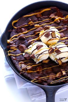 This peanut butter chocolate skillet cookie is decadent and ready with just 15 minutes of prep work Peanut Butter Skillet Cookie, Skillet Desserts, Skillet Cookie, Gimme Some Oven, Yummy Sweets, Eat Dessert, Cookie Desserts, Decadent Desserts, Sweets Treats