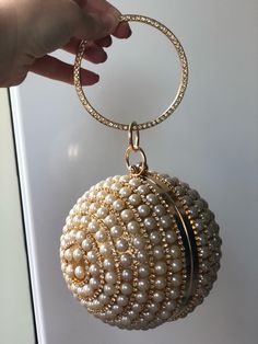 Chic Metal Evening Bag For Party, Glamorous Gold Evening Bag With Chain, Gold Metal Evening Bag For Events, Metal Evening Clutch Bag For Party, Metal Clutch Evening Bag For Party, Metal Evening Clutch For Parties, Metal Clutch For Events, Gold Metal Evening Bag For Parties, Gold Evening Bag With Chain For Party