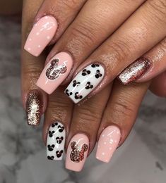 Mickey Mouse nails!! Get inspired to make true Mickey Mouse nail art with these magical designs. Mickey Mouse Nail Design, Mickey Mouse Nail Art, Mouse Nails