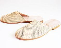 Zapatos toboganes de rafia marroquí zapatillas de verano | Etsy Natural Woven Sole Slip-on Clogs, Natural Color Slip-on Clogs With Woven Sole, Natural Slip-on Clogs With Woven Sole, Natural Straw Slip-on Mules, Natural Closed Toe Straw Mules, Summer Natural Clogs With Woven Sole, Natural Straw Closed Toe Mules, Beige Slippers With Rubber Sole For Summer, Beige Summer Slippers With Rubber Sole