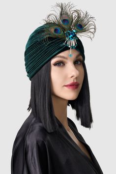 Get ready to channel your inner flapper with this classic turban hat. This simple and elegantly designed wrap will be the finishing touch to your 1920s style looks. Features: Pleated design Decorative peacock feathers Head circumference: 24.8'' / 63 cm Shiny sequins Party Turban, 1920s Party Outfit, Race Wedding, Peacock Headband, Flapper Outfit, Gangster Style, Gatsby Costume, Beaded Flapper Dress, Great Gatsby Dresses