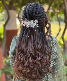 Half Open Hairstyles Indian, Hairstyles For Sangeet Function, Open Hair Hairstyles On Saree, Hairstyle For Wedding Indian, Hear Stail, Open Hairstyles Indian Wedding, Hair Half Updo, Mehndi Hairstyle, Reception Hairstyle