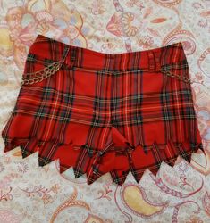 H&M Classic Punk Stewart Tartan cut off into pirate points with gold chains added to the sides. Would fit uk 8 / 10 Tartan Punk, Tartan Shorts, Classic Punk, African Crafts, Outfits Mit Shorts, Stewart Tartan, Cut Off, Boho Shorts, Short Outfits