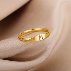 Dieser wunderschöne Ring ist mit 18 Karat vergoldet und verfügt über einen eleganten Buchstaben, der in das Metall eingraviert ist. Dieses zeitlose Schmuckstück ist eine perfekte Wahl für jeden, der einen persönlichen und stilvollen Look sucht. Hergestellt aus hochwertigen Materialien und präzise verarbeitet, bietet dieser Ring sowohl eine ansprechende Optik als auch eine langlebige Haltbarkeit. Ob als Ergänzung zu einem Outfit oder als symbolisches Accessoire, dieser Ring ist ein echtes Must-Ha Ring Aesthetic Wedding, Letter Rings, Ring Aesthetic, Gold Initial Ring, Trendy Rings, Shark Necklace, Shark Earrings, Aesthetic Wedding, Compass Bracelet