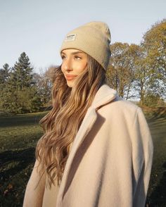 Beautiful woman with wavy hair and beanie. Looking for cozy and stylish winter hairstyle ideas? Check out these 15 gorgeous hairstyles perfect for the cold season! From chic braids to effortless buns, these winter hairstyles will keep you looking fresh, warm, and on-trend all season long. Perfect for everyday wear or holiday parties! 🌨❄ #WinterHairstyles #HairInspiration #WinterBeautyTips #Braids #CozyLooks Ash Brown Highlights, 2021 Fashion Trends, Luxy Hair Extensions, Hair Facts, Luxy Hair