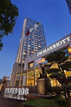 the jw marriot hotel is lit up at night