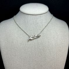 VTG Sterling Silver 925 Textured Feather Pendant Necklace  Size 17.5'' Length Weighs: 1.97g Stamped: 925 See all pictures for details and measurements excellent condition, minimal signs of wear may be present such as fine lines, scratches, dings visible using a jewelers loupe. Our Sterling Silver pieces have been acid tested to confirm purity and cleaned using a soft polishing cloth, or jewelers rouge, some patina be intentionally remaining  All of my jewelry comes packaged nicely for gift givin Feather Pendant Necklace, Feather Pendant, Silver Pieces, Necklace Sizes, Antique Jewelry, My Jewellery, Jewelry Necklace Pendant, 925 Sterling Silver, Jewelry Necklaces