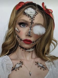 Doll Makeup Halloween, Creative Halloween Makeup, Creepy Halloween Makeup, Cute Halloween Makeup, Halloween Makeup Diy, Halloween Beauty, Halloween Makeup Pretty, Cool Halloween Makeup, Amazing Halloween Makeup