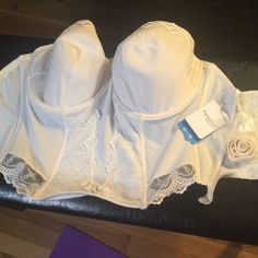 Boned Ivory Bridal Basque, 30h In Uk Sizing, With A Relatively Stretchy Band. I Bought This While Wedding Dress Shopping But Ended Up With Something With Straps Instead, So This Has Only Been Worn To Be Tried On. Strapless! Comes With Attachable Straps (See Photos) That Can Be Crossed In The Back. The Boning Is More Decorative Than Functional Not A Real Corset. But It’s A Gorgeous Out Of Stock Piece Of Lingerie In A Size That’s Difficult To Find! Feminine Wedding Corset With Built-in Bra, White Underbust Bodice With Built-in Bra, White Underbust Corset With Built-in Bra, Lace Corset For Wedding Night, White Lace Trim Bodice For Wedding, White Lace Trim Wedding Bodice, White Lace Trim Underwire Corset, White Underwire Corset With Lace Trim, Elegant Wedding Night Bodice