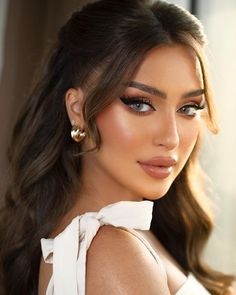 Make Up And Hair Ideas For Wedding, Simple Hair And Makeup, Bride Hair Makeup, Braid Makeup Wedding, Hairstyle Engagement, Simple Bride Look, Medium Hair Hairstyles For Wedding, Haïr Style For Wedding, Bride Hair Styling