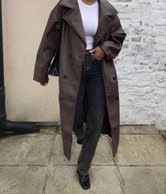 Brown Trench Coat Outfit, Brown Trench Coat, Trench Coat Outfit, Neue Outfits, Elegante Casual, Leather Trench Coat, Coat Outfits, Mode Vintage, Looks Style