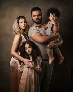 Family Photo Shoot Poses Studio, Family Portrait Studio Ideas, Family Of 10 Photoshoot, Photography Posing Guide Family, Family Potrait Idea, Family Potrait Pose, Family Photo Studio Ideas Portrait Poses, Elegant Family Photoshoot, Family Poses Studio