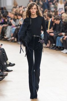 View the complete Fall 2017 collection from Nina Ricci. Navy On Black Outfit, Black Knit Outfit, Fall 2017 Ready To Wear, Black Clothes, Black Clothing, Cooler Look, 2017 Fashion