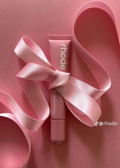 Rhode Ribbon Aesthetic, Product Photography Ideas Lip Gloss, Lipgloss Aesthetic Lips, Lip Tint Photography, Lipgloss Branding, Lipgloss Pictures, Sephora Wallpaper, Hailey Makeup, Lip Gloss Photography