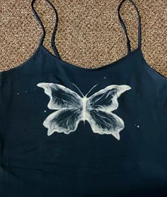 bleach painted tank with a butterfly, bleach painting, diy, inspiration Bleach Art Shirts Design, Bleach Shirt Design, Bleached Clothes, Bleach Painting, Bleach Shirt Diy, Painting Clothes, Bleaching Clothes, Bleach Shirt