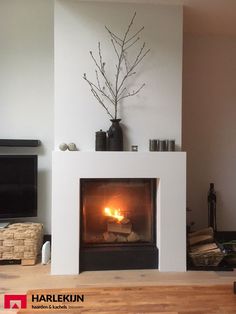 Prachtige strakke schouw met een Kalfire W71-62F door #harlekijnkachels #houtkachel #liftdeurhaard #houthaard #kalfire Gas Fireplace Ideas Living Rooms, Black Brick Wall, Fireplace Built Ins, Family Room Fireplace, Black Brick, Faux Fireplace, Fireplace Remodel, Diy Fireplace, Home Fireplace