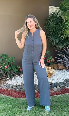 Tamar Jumpsuit elaborado en 100% algodón. Este jumpsuit es de una nueva línea que se introduce a Tada Boutique. Tiene bolsillos en la parte de al frente y botones para que lo ajustes a tu gusto. Es super cómodo y fresco para este verano. Corre al size, modelo utiliza small. Summer Cotton Jumpsuits And Rompers For Work, Cotton Summer Jumpsuits And Rompers For Workwear, Cotton Jumpsuits And Rompers For Summer Workwear, Cotton Overalls Jumpsuit For Beach, Cotton Beach Jumpsuits And Rompers With Pockets, Fresco, Jumpsuit, Boutique, Grey