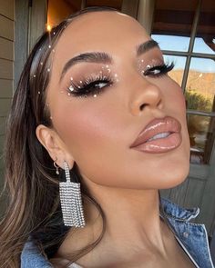 Bridal Makeup Rhinestones, Diamonds On Makeup, Diamond On Eyes Makeup, Denim And Diamond Makeup, Diamond Glam Makeup, Bridal Makeup With Rhinestones, Denim And Diamonds Makeup, Makeup Looks Diamond, Beyonce Concert Makeup