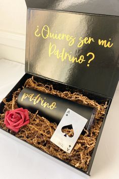 a black box with a red rose in it that says quirocero mi paringo?