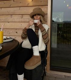 best fall outfits in amazon🐻🥥🍂 Paige Lorenze Fall, Deb Pfiefer, Cozy Cabin Trip Outfits, Uggs Plus Size Outfit, Winter Cottage Outfit, Mountain Look Outfit, Paige Lorenze Outfits, Autumn Vibes Outfit, Montana Outfits Winter