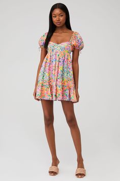 Ruffle Dresses Casual, Graduation Dress Colorful, Cute Floral Mini Dress, Cute Sunday Dresses, Cute Outfits To Wear To A Party, Cute Colorful Dresses, Dresses Cute Aesthetic, Spring Floral Dresses, Trendy Outfits Preppy