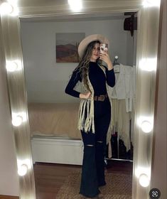 Jaripeo Outfits Cold Weather, Outfit For Jaripeo, Vaquera Outfit With Black Jeans, Vaquera Christmas Outfit, Shein Vaquera Outfits, Western Outfits Work, Black Bootcut Jeans Outfit Cowgirl, Going Out Country Outfits