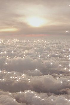 there are many stars in the sky above the clouds