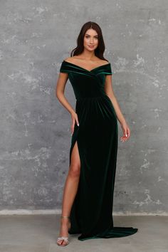 "An off-the-shoulder velvet dress is a stylish and elegant choice for various occasions, from formal events to parties. The combination of the off-the-shoulder neckline and the luxurious velvet fabric adds a touch of sophistication and glamour to the dress. Open Shoulders Evening Dress, Velvet Train Dress Leg Split Formal Dress More velvet dresses can be found here: desirvale.etsy.com ❖ The material is quality, flexible and stretchy. ❖ Please read the dress description and find your size. ❖ In note to seller please write: your height without shoes, bust, waist, hips measurements, whatever length of skirt you want. (XXS) US 0 /UK 2/- Bust 32.3 (82 cm), Waist 24.4 (62 cm), Hips 33.8 (86 cm) (XS) US 2 /UK 4/- Bust 33.8 (86 cm), Waist 26 (66 cm), Hips 34.6 (88 cm) (S) US 4 /UK 6/- Bust 34.6 (8 Tiered Dress Formal, Emerald Bridesmaid, Open Shoulder Dress, Velvet Bridesmaid Dresses, Civil Wedding Dresses, Dark Green Dress, Bridesmaid Dressing Gowns, Green Velvet Dress, Dress Velvet