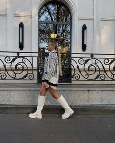 Beige Boots Outfit, Boots Outfit Ideas, White Boots Outfit, Parisian Outfits, Nyc Outfits, Boots Outfits, Autumn Fits, Fashion Influencer, Jenner Outfits